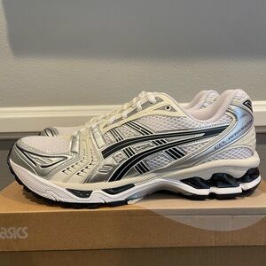 Asics Gel Kayano 14 Size 9.5 women’s/ 8 men’s